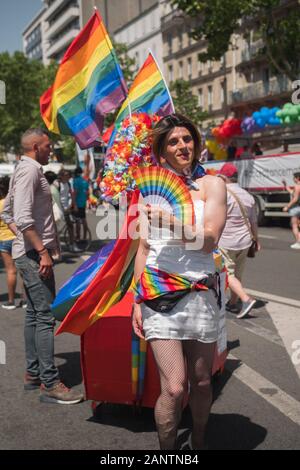 Juni 2019, Paris, Frankreich. Tag Der Parade Der Homosexuellen Stolz. Schöne Transvestite vor einem Goodies stehen auf dem boulevard montparnasse mit Blick auf die Kamera Stockfoto