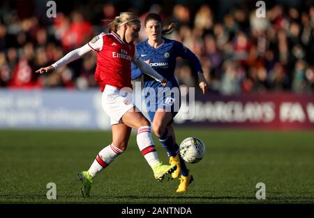 Von Arsenal Jordanien Nobby in Aktion mit Chelsea von Maren Mjelde während Super die Women's League Match an der Wiese Park, Borehamwood. Stockfoto