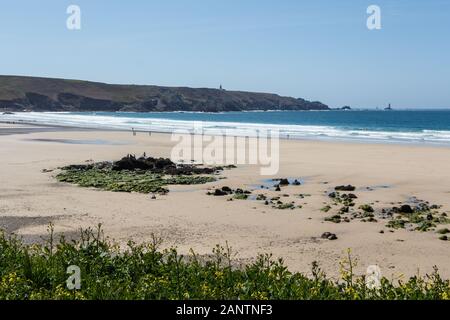 Pointe du Raz und Baie des Trepasses Strand bei Ebbe in Esquibien Stockfoto