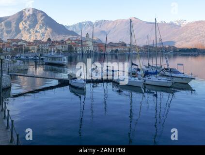 Segelboote günstig vor feriolo, eine charakteristische Stadt mit einem touristische Berufung an der Küste des Lago Maggiore Piemont Stockfoto