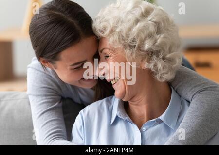 Close up happy Großmutter und Enkelin berühren Nasen, Gefühl der Liebe Stockfoto