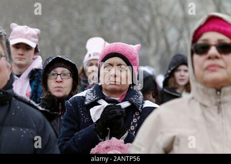 Philadelphia, PA, USA - 18. Januar 2020: Hunderte mutige ein Schneesturm für März der vierten jährlichen Frauen auf Philadelphia. Stockfoto