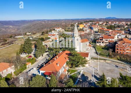 Eine Luftaufnahme von Kanfanar und Pfarrkirche St. Sylvester, Istrien, Kroatien Stockfoto