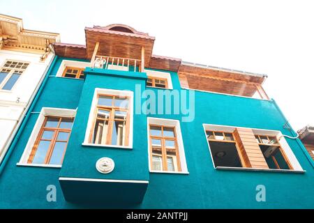 Einem türkisfarbenen altes traditionelles Wohnhaus im Balat Bezirk von Istanbul in der Türkei. Die Häuser in diesem Bereich wurden im 15-18 Jahrhundert gebaut, nicht später. Stockfoto