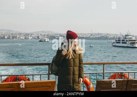 Student oder Tourist Mädchen steht auf dem Deck oder Segeln auf eine Fähre auf dem Bosporus in Istanbul und bietet eine herrliche Aussicht. Stockfoto