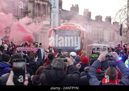 Liverpool, Großbritannien. 19. Januar 2020. LFC fans Trainer der Mannschaft eine tolle Rezeption, wie sie für die Premier League Spiel gegen Manchester United bei Anfield ankommen. Credit: Ken Biggs/Alamy Leben Nachrichten. Stockfoto