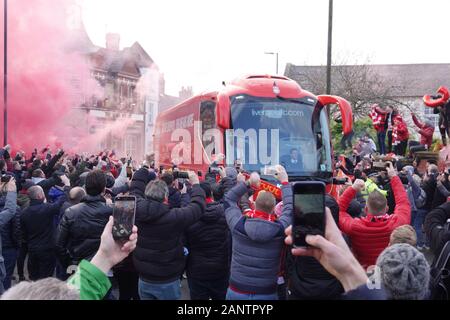 Liverpool, Großbritannien. 19. Januar 2020. LFC fans Trainer der Mannschaft eine tolle Rezeption, wie sie für die Premier League Spiel gegen Manchester United bei Anfield ankommen. Credit: Ken Biggs/Alamy Leben Nachrichten. Stockfoto