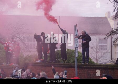 Liverpool, Großbritannien. 19. Januar 2020. LFC fans Trainer der Mannschaft eine tolle Rezeption, wie sie für die Premier League Spiel gegen Manchester United bei Anfield ankommen. Credit: Ken Biggs/Alamy Leben Nachrichten. Stockfoto