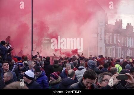 Liverpool, Großbritannien. 19. Januar 2020. LFC fans Trainer der Mannschaft eine tolle Rezeption, wie sie für die Premier League Spiel gegen Manchester United bei Anfield ankommen. Credit: Ken Biggs/Alamy Leben Nachrichten. Stockfoto