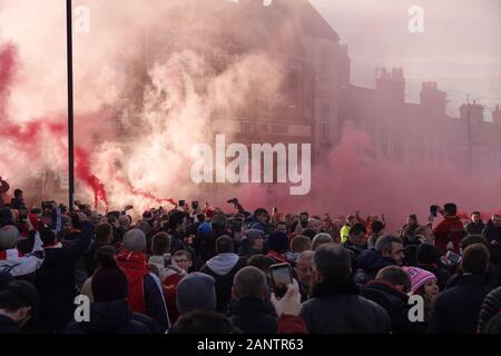 Liverpool, Großbritannien. 19. Januar 2020. LFC fans Trainer der Mannschaft eine tolle Rezeption, wie sie für die Premier League Spiel gegen Manchester United bei Anfield ankommen. Credit: Ken Biggs/Alamy Leben Nachrichten. Stockfoto