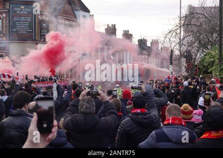 Liverpool, Großbritannien. 19. Januar 2020. LFC fans Trainer der Mannschaft eine tolle Rezeption, wie sie für die Premier League Spiel gegen Manchester United bei Anfield ankommen. Credit: Ken Biggs/Alamy Leben Nachrichten. Stockfoto