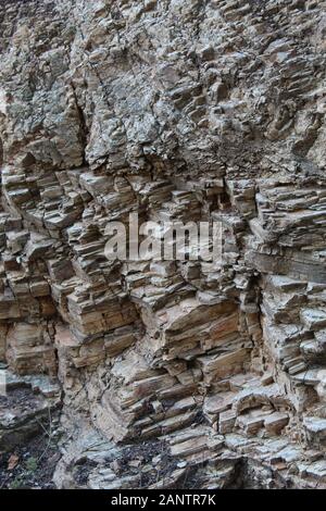 Diese Felsen machen einen Teil der Santa Monica Mountains im Will Rogers State Park aus und helfen, eine Umgebung für in Südkalifornien heimische Pflanzen zu schaffen. Stockfoto