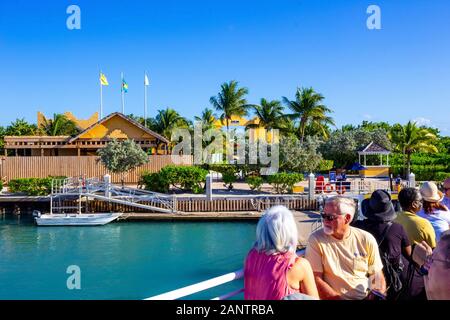 Half Moon Cay, Bahamas - 02. Dezember 2019: Menschen in der Nähe von Fort San Salvador bei Half Moon Cay, Little San Salvador Island, den Bahamas. Stockfoto