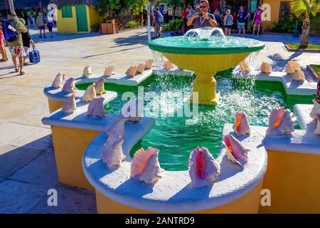 Half Moon Cay, Bahamas - 02. Dezember 2019: Menschen in der Nähe von Fort San Salvador bei Half Moon Cay, Little San Salvador Island, den Bahamas. Stockfoto