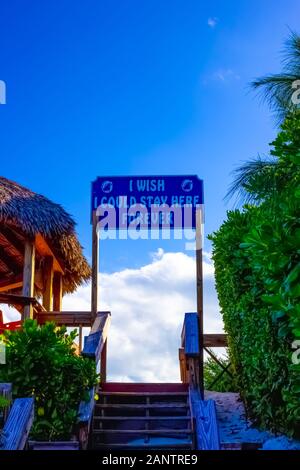 Half Moon Cay, Bahamas - 02. Dezember 2019: Willkommensschild in Fort San Salvador bei Half Moon Cay, Little San Salvador Island, den Bahamas. Stockfoto