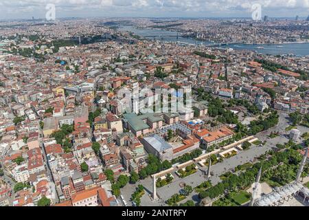 Luftbild von Istanbul, Sultanahmet Platz, Cemberlitas, Grand Bazaar, Beyazit Platz, Blick vom Hubschrauber aus. Stockfoto