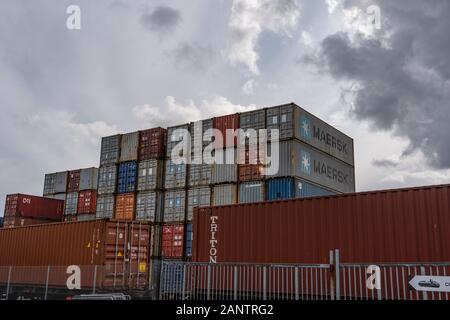 Editorial 09.01.2019 Kristiansand Norwegen Gebinde gelagert im Hafen während der Wartezeit für den Transport zum nächsten Ort Stockfoto