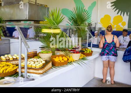 Half Moon Cay, Bahamas - 02. Dezember 2019: Menschen zum Mittagessen im Half Moon Cay Stockfoto