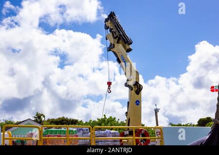 Half Moon Cay, Bahamas - 02. Dezember 2019: Getränkeversorgung in Fort San Salvador bei Half Moon Cay, Little San Salvador Island, den Bahamas. Stockfoto