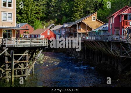 Bunte Häuser und Gehweg auf Stelzen über der Ketchikan Flusses gebaut Stockfoto