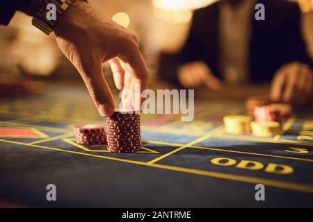 Ein Spieler spielt Roulette in einem Casino. Stockfoto