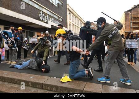 Glasgow, Großbritannien. Januar 2020. 19. Januar 2020, Sauchiehall Street, Glasgow, Schottland, Großbritannien. Studenten der "Demokratie für Hongkong in Schottland" protestieren im Stadtzentrum von Glasgow gegen die Behandlung der Einwohner Hongkongs durch die chinesische Regierung, indem sie Szenen der Unruhen und der Polizei von Hongkong darstellen.EIN Sprecher von Amnesty International sprach ebenfalls bei der Veranstaltung Stockfoto