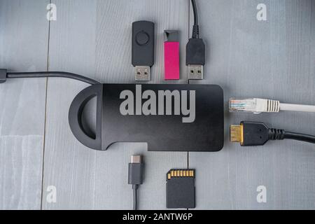 USB Typ-C-Adapter oder Hub mit verschiedenen Accessoires - Pendrives, HDMI, Ethernet, Speicherkarte, Kabel. Flach Ansicht von oben. Stockfoto