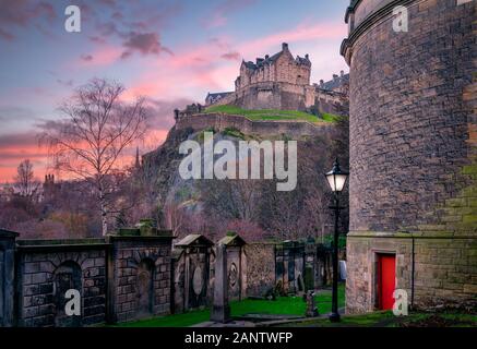 Verlassener Friedhof Mit Blick auf Edinburgh Castle in Schottland Stockfoto