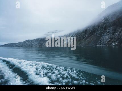 Wellen am Ufer an einem bewölkten Tag im Polarkreis in Grönland. Mächtige Wellen brechen. Welle bricht auf einem flachen Bank. Natürliche Stockfoto