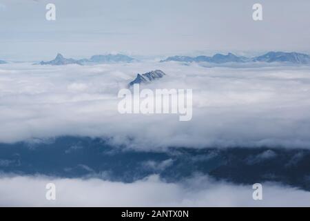 Sermitsiaq, der majestätische Berg in der Nähe der Hauptstadt von Grönland, Nuuk Staircase. Luftbild vom Flugzeug an einem bewölkten Tag genommen. Stockfoto