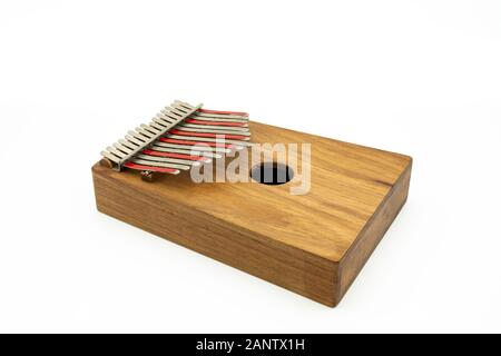 Details einer Daumenklavier (Kalimba, Mbira) mit Silber und Rot Zinken Stockfoto