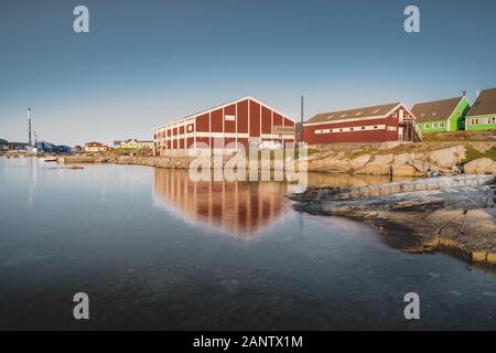 Qeqertarsuaq, Grönland. Der Steg am Hafen mit Bowhead whale Kieferknochen in Arch. Qeqertarsuaq ist ein Hafen und Stadt im Süden coas entfernt Stockfoto