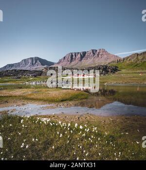 Grönland, August 2019: Blick Richtung arktischen Forschungsstation arktischen Forschungsstation in Qeqertarsuaq, Disko Insel in Grönland. Besitz und lief den Univ Stockfoto