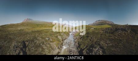Panorama Luftbild eines Wandergebiet in einer felsigen Umgebung mit arktischen Wiesen im Sommer. Fluss auf der Insel kuannit, Disko Insel in Grönland. Pho Stockfoto