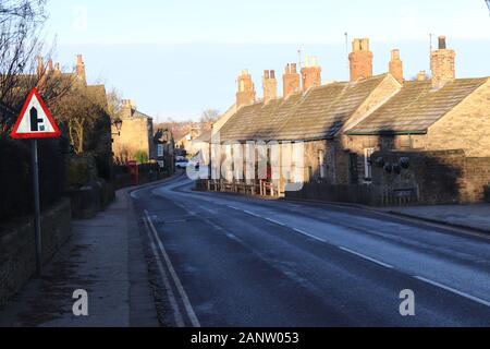 Main Street, Wentworth Village, South Yorkshire, England. In der Volkszählung 2011 eine Bevölkerung von 1.478. Stockfoto