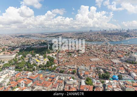 Luftbild von Istanbul, Sultanahmet Platz, Cemberlitas, Grand Bazaar, Beyazit Platz, Blick vom Hubschrauber aus. Stockfoto