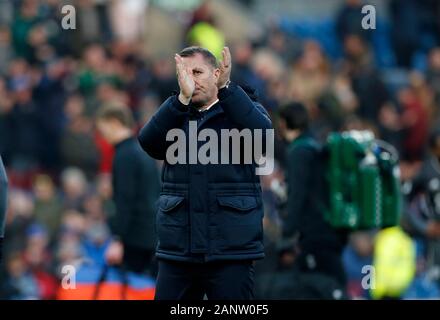 Turf Moor, Burnley, Lancashire, UK. 19 Jan, 2020. Fußball der englischen Premier League, Burnley gegen Leicester City; Leicester City Manager Brendan Rogers begrüßt die reisenden Ventilatoren nach Leicester City das Spiel 2-1 - streng Redaktionelle Verwendung nur verlieren. Keine Verwendung mit nicht autorisierten Audio-, Video-, Daten-, Spielpläne, Verein/liga Logos oder "live" Dienstleistungen. On-line-in-Match mit 120 Bildern beschränkt, kein Video-Emulation. Keine Verwendung in Wetten, Spiele oder einzelne Verein/Liga/player Publikationen Quelle: Aktion plus Sport/Alamy leben Nachrichten Stockfoto