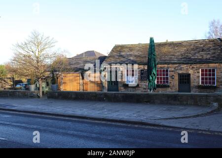 Main Street, Wentworth Village, South Yorkshire, England. In der Volkszählung 2011 eine Bevölkerung von 1.478. Stockfoto