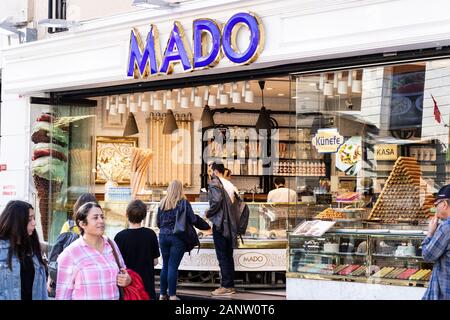 MADO ist eine Marke der Türkei. Er verkauft Eis. Maras Eis ist das beste Eis in der Türkei. In der Türkei gibt es viele Plätze im Laden. Stockfoto