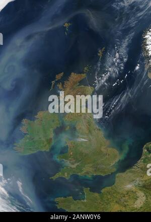 Sat-Blick auf den Britischen Inseln von April 2015 einige Waldbrände im Norden von England und Schottland sichtbar sind Stockfoto