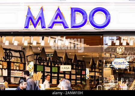 MADO ist eine Marke der Türkei. Er verkauft Eis. Maras Eis ist das beste Eis in der Türkei. In der Türkei gibt es viele Plätze im Laden. Stockfoto
