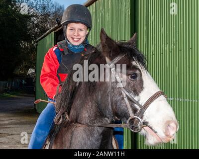 Dunmanway, West Cork, Irland. 19 Jan, 2020. West Cork Chevals hosted a heute Cheval in Hilfe von Dunmanway und Bezirk Gemeinderat. Cheval bestand aus 31 Pferde und Ritt von Ballabuidhe rennen Feld Ballinacarriga GAA Boden und zurück. Bei cheval war Darragh Coppinger von Glengarriff Reiter 'DEnnis'. Credit: Andy Gibson/Alamy leben Nachrichten Stockfoto