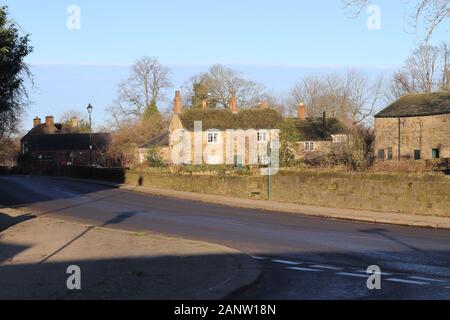 Main Street, Wentworth Village, South Yorkshire, England. In der Volkszählung 2011 eine Bevölkerung von 1.478. Stockfoto