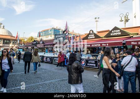 Ortaköy gebackene Kartoffel Geschäften. Kumpir ist ein türkisches Essen. Es ist, indem Sie verschiedene Soßen gegessen und mischt sich in die gebackene Kartoffel. In Istanbul in dieser Region Stockfoto