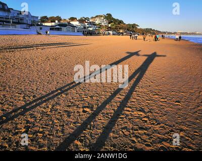 Bournemouth, UK. Sonntag, 19. Januar 2020. Niedrige Winter Sonne wirft lange Schatten am Strand von Bournemouth auf einer klaren sonnigen Tag. Quelle: Thomas Faull/Alamy leben Nachrichten Stockfoto