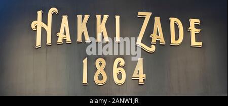 HAKKI Zade wurde 1864 als Konditor gegründet. HAKKI Zade Schild in der Nähe fotografiert. Goldfarbe auf schwarzer Oberfläche. Stockfoto