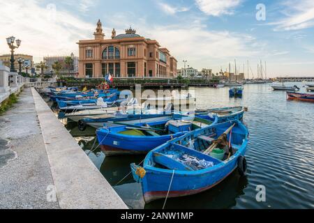 Malerische Anblick in Bari mit dem alten Hafen und Margherita Theater, Apulien (Puglia), Süditalien. Stockfoto