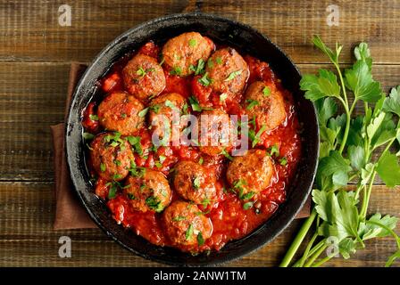 Hackfleischbällchen mit Tomatensauce in der Pfanne. Ansicht von oben, flach Stockfoto