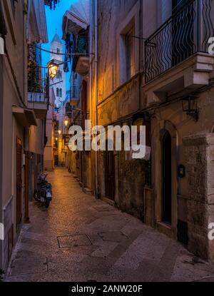 Malerischer Anblick in der Altstadt Bari an einem Sommerabend, Apulien (Apulien), Süditalien. Stockfoto