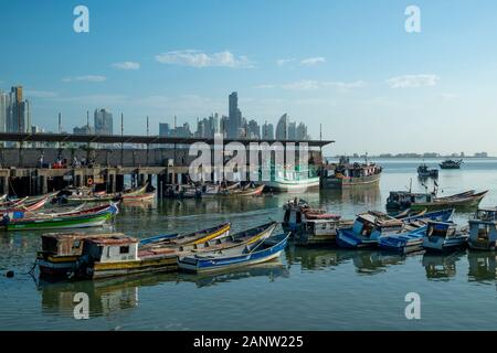 Fischerboote und Panama City Skyline im Hintergrund, Panama, Mittelamerika Stockfoto